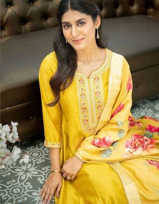 Women Floral Embroidered Regular Thread Work Kurta with Trousers & With Dupatta 4
