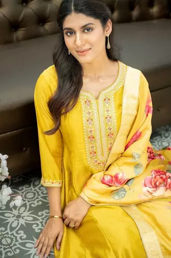 Women Floral Embroidered Regular Thread Work Kurta with Trousers & With Dupatta