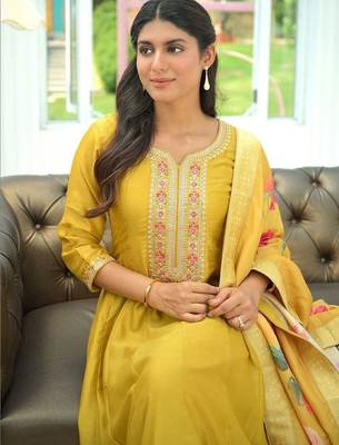 Women Floral Embroidered Regular Thread Work Kurta with Trousers & With Dupatta 5