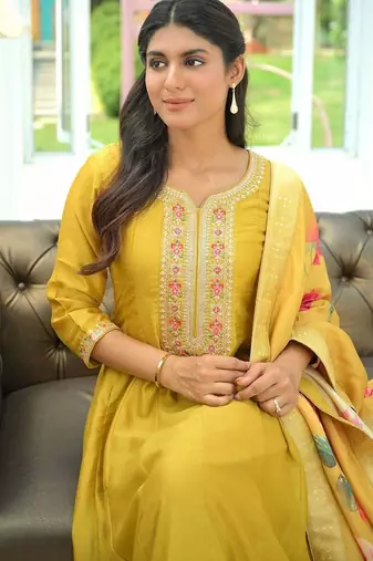 Women Floral Embroidered Regular Thread Work Kurta with Trousers & With Dupatta
