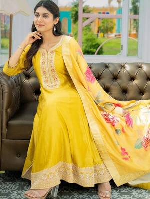 Women Floral Embroidered Regular Thread Work Kurta with Trousers & With Dupatta 6