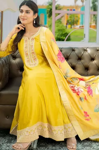 Women Floral Embroidered Regular Thread Work Kurta with Trousers & With Dupatta