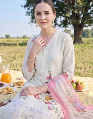 Women Floral Embroidered Regular Thread Work Kurta with Trousers & With Dupatta 2