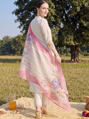 Women Floral Embroidered Regular Thread Work Kurta with Trousers & With Dupatta 4