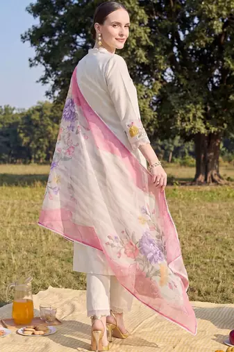 Women Floral Embroidered Regular Thread Work Kurta with Trousers & With Dupatta