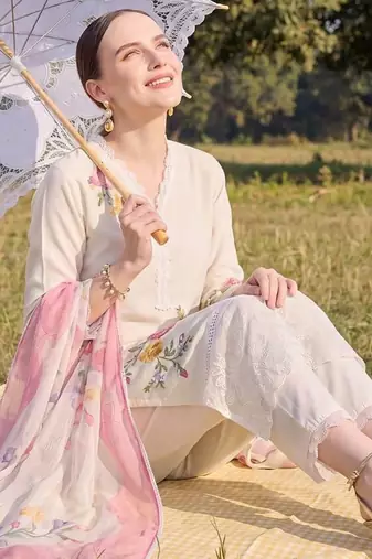 Women Floral Embroidered Regular Thread Work Kurta with Trousers & With Dupatta