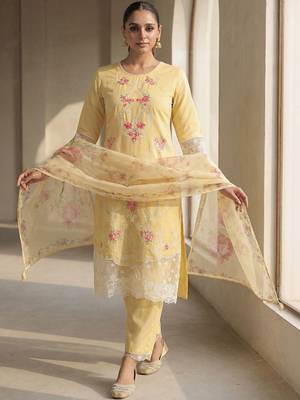 Women Floral Embroidered Regular Thread Work Kurta with Trousers & With Dupatta 1