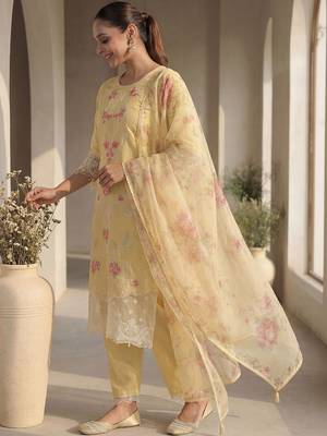 Women Floral Embroidered Regular Thread Work Kurta with Trousers & With Dupatta 2