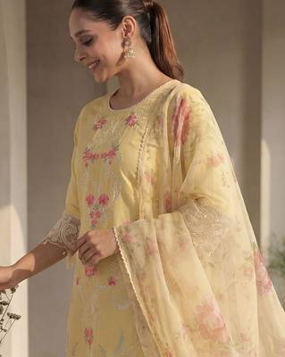 Women Floral Embroidered Regular Thread Work Kurta with Trousers & With Dupatta 3