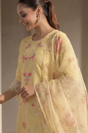 Women Floral Embroidered Regular Thread Work Kurta with Trousers & With Dupatta