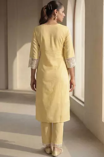 Women Floral Embroidered Regular Thread Work Kurta with Trousers & With Dupatta