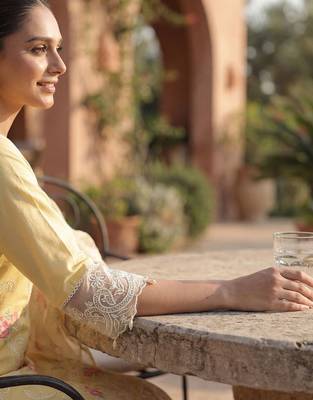 Women Floral Embroidered Regular Thread Work Kurta with Trousers & With Dupatta 5