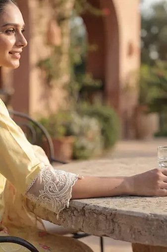 Women Floral Embroidered Regular Thread Work Kurta with Trousers & With Dupatta