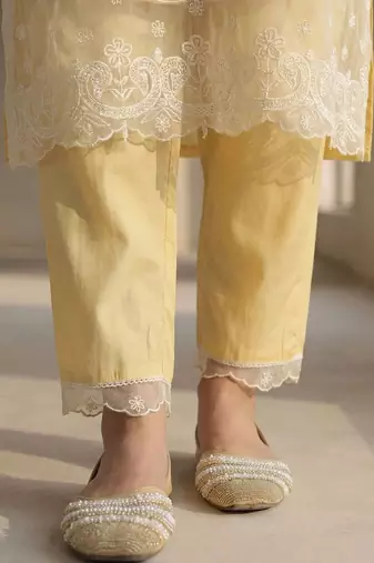 Women Floral Embroidered Regular Thread Work Kurta with Trousers & With Dupatta