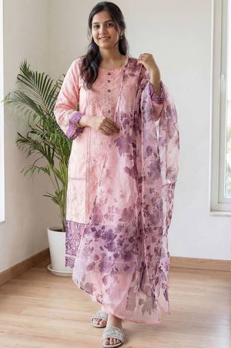Women Floral Embroidered Regular Thread Work Kurta with Trousers & With Dupatta