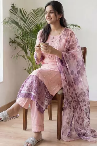 Women Floral Embroidered Regular Thread Work Kurta with Trousers & With Dupatta