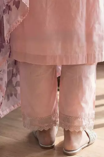 Women Floral Embroidered Regular Thread Work Kurta with Trousers & With Dupatta