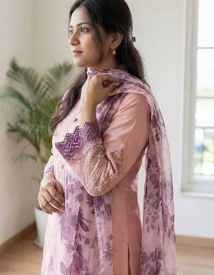 Women Floral Embroidered Regular Thread Work Kurta with Trousers & With Dupatta 4