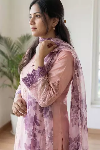 Women Floral Embroidered Regular Thread Work Kurta with Trousers & With Dupatta