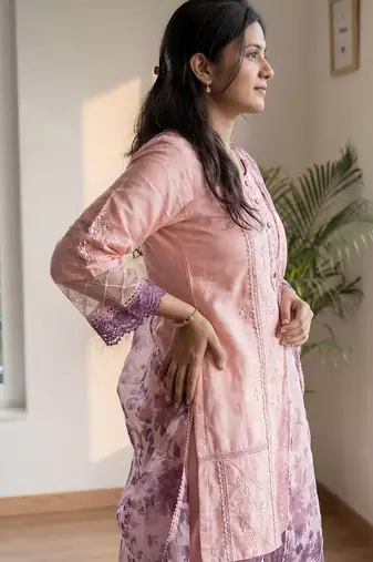 Women Floral Embroidered Regular Thread Work Kurta with Trousers & With Dupatta