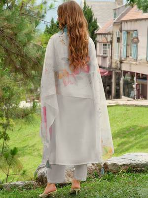 Women Floral Embroidered Regular Thread Work Liva Kurta with Trousers & With Dupatta 7