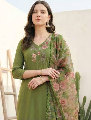 Women Floral Embroidered Regular Thread Work Liva Kurta with Trousers & With Dupatta 2