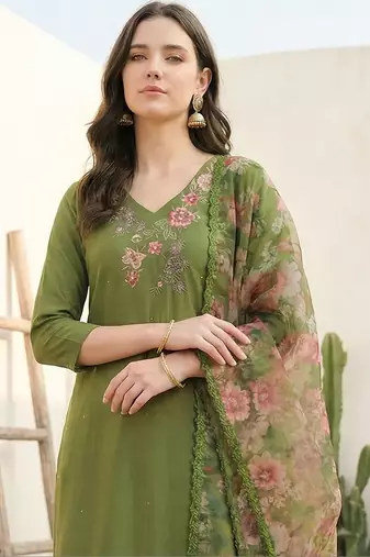 Women Floral Embroidered Regular Thread Work Liva Kurta with Trousers & With Dupatta