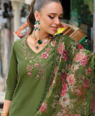 Women Floral Embroidered Regular Thread Work Liva Kurta with Trousers & With Dupatta 3