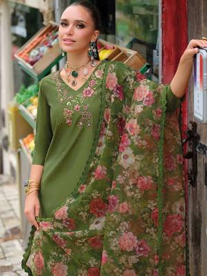 Women Floral Embroidered Regular Thread Work Liva Kurta with Trousers & With Dupatta 4