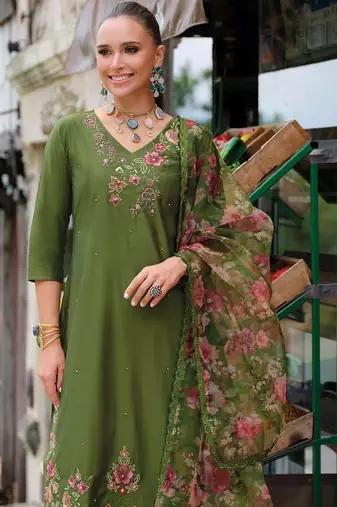 Women Floral Embroidered Regular Thread Work Liva Kurta with Trousers & With Dupatta