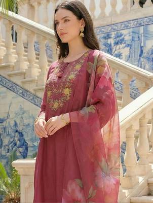 Women Floral Embroidered Regular Thread Work Kurta with Trousers & With Dupatta 2