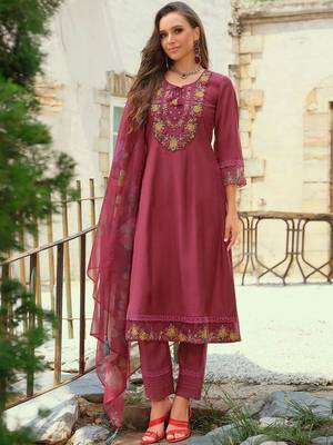 Women Floral Embroidered Regular Thread Work Kurta with Trousers & With Dupatta 4