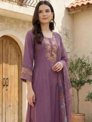 Women Floral Embroidered Regular Thread Work Liva Kurta with Trousers & With Dupatta 2
