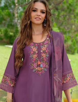 Women Floral Embroidered Regular Thread Work Liva Kurta with Trousers & With Dupatta 5