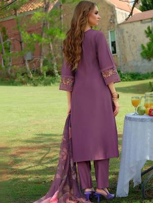Women Floral Embroidered Regular Thread Work Liva Kurta with Trousers & With Dupatta 6