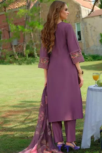Women Floral Embroidered Regular Thread Work Liva Kurta with Trousers & With Dupatta