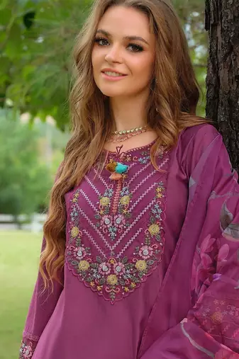 Women Floral Embroidered Regular Thread Work Kurta with Trousers & With Dupatta