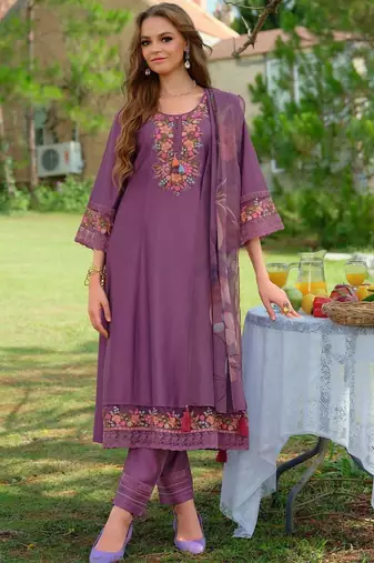 Women Floral Embroidered Regular Thread Work Liva Kurta with Trousers & With Dupatta