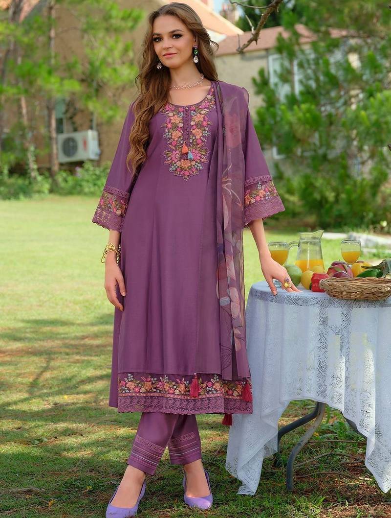 Women Floral Embroidered Regular Thread Work Liva Kurta with Trousers & With Dupatta
