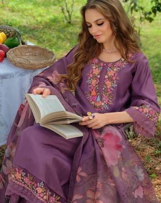 Women Floral Embroidered Regular Thread Work Liva Kurta with Trousers & With Dupatta 2