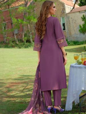 Women Floral Embroidered Regular Thread Work Liva Kurta with Trousers & With Dupatta 3