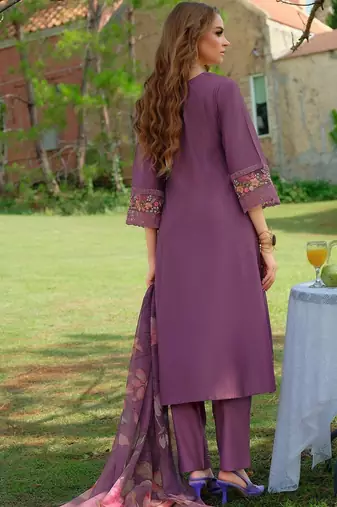 Women Floral Embroidered Regular Thread Work Liva Kurta with Trousers & With Dupatta