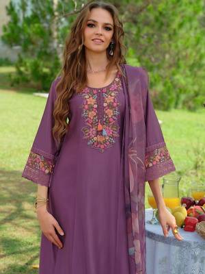 Women Floral Embroidered Regular Thread Work Liva Kurta with Trousers & With Dupatta 4