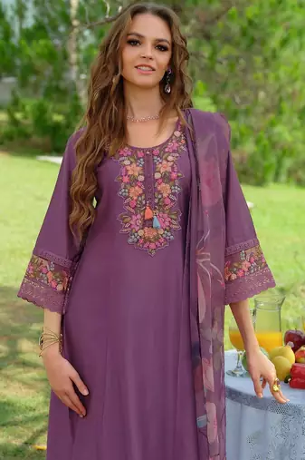Women Floral Embroidered Regular Thread Work Liva Kurta with Trousers & With Dupatta