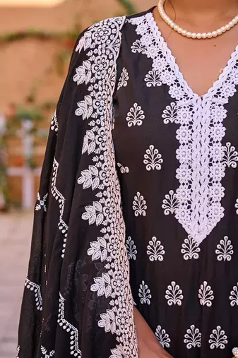 Women Floral Embroidered Regular Pure Cotton Kurta with Trousers & With Dupatta