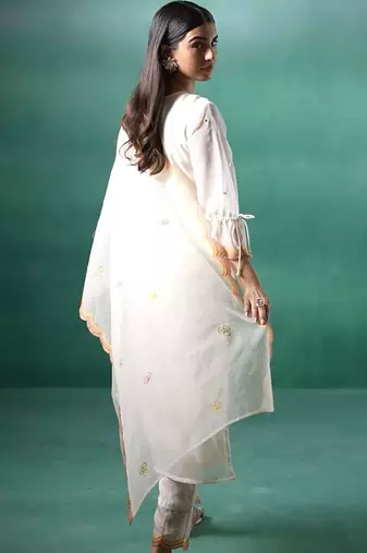 Women Floral Embroidered Kurta with Trousers & Dupatta