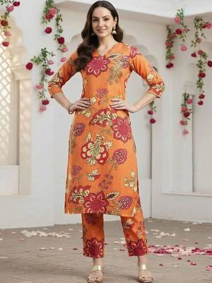 Women Floral Printed Regular Kurta with Trousers 1