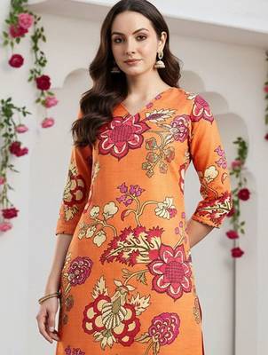 Women Floral Printed Regular Kurta with Trousers 2
