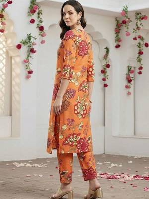 Women Floral Printed Regular Kurta with Trousers 3