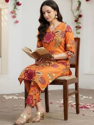 Women Floral Printed Regular Kurta with Trousers 5